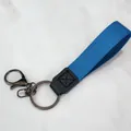 Porte-clés dragonne en sangle nylon bleu avec fermoir métal noir et détail cuir - Bleu