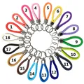 Vista detallada de 18 llaveros de cuero trenzado coloridos con numeración de estilo - Color Aleatorio