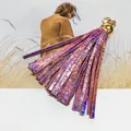 Vue détaillée d'un charme de gland en cuir violet holographique avec du matériel doré élégant. - 15cm / Violet Laser (Motif Holographique)