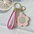 Portachiavi a fiore in pelle rosa con mini specchio e cordoncino intrecciato, charm per borsa. - Rosa