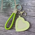 Porte-clés miroir en forme de cœur vert clair avec lanière en cuir tressé pour sac - Vert clair