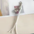 Porte-clés à pompon en cordon ciré blanc avec un charmant cœur en argent poli brillant. - Blanc
