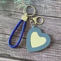 Porte-clés miroir en cœur cuir bleu avec dragonne tressée pour maquillage. - Bleu