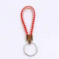 Vue détaillée d'un porte-clés en corde de cuir tressé rouge et blanc avec anneau en argent. - 50 Pièces/Paquet / Blanc et Rouge
