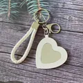 Porte-clés miroir élégant en forme de cœur blanc avec une lanière en cuir tressé - Blanc