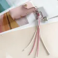 Portachiavi in pelle rosa con ciondolo a cuore e nappe in cordino cerato colorato - bianco-rosa