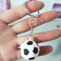 Vista detallada del llavero de balón de fútbol de PVC 3D con anillo de metal sólido - Fútbol americano