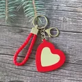 Porte-clés miroir portable en forme de cœur rouge avec une lanière en cuir tressé - Rouge