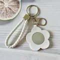 Elegante portachiavi a fiori in pelle bianca con specchio e cinturino in corda intrecciata - Bianco