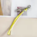 Portachiavi con nappa in corda cerata intrecciata giallo e bianco e ciondolo a cuore. - Giallo Bianco