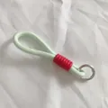 Cordón trenzado verde menta con funda roja texturizada y un anillo de resorte plateado - Estilo Verde y Rojo (6)