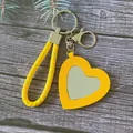 Porte-clés miroir en forme de coeur en cuir tressé jaune vif et bijou de sac - Jaune