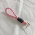 Cordón trenzado rosa con agarre negro y hebilla de anillo plateada para llaves - Estilo Rosa y Negro (7)