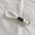 Cordón trenzado blanco con acento negro y aro plateado para tazas, fundas y llaves - Estilo Blanco y Negro (9)
