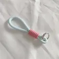 Cordón trenzado azul cielo creativo con detalle de espiral rosa y anillo plateado - Estilo Azul y Rosa (11)
