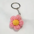 Porte-clés fleur rose tricotée à la main avec centre jaune pour décoration de sac - Rose