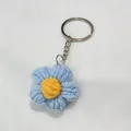 Porte-clés fleur au crochet bleu fait main avec centre jaune bijou de sac adorable - Bleu