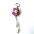 Portachiavi fiore all'uncinetto viola fatto a mano con perle in legno e anello in argento - Viola scuro