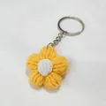 Porte-clés fait main en fleur bouffante tricotée jaune et blanc pour sacs à main - Jaune