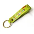 Leuchtend grüner Leder-Schlüsselanhänger mit buntem LOVE WORLD-Kunstdruck-Design - Grasgrün