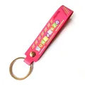 Lebhafter rosa Leder-Schlüsselanhänger mit bunten LOVE WORLD Buchstaben und goldener Ring - Fuchsia