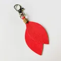Porte-clés en cuir en forme de feuille rouge avec fermoir mousqueton argenté - Rouge