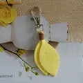 Gros plan d'un porte-clés en forme de feuille jaune avec un fermoir en métal - Jaune
