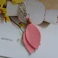 Détail d'un porte-clés en forme de feuille en suédine rose avec fermoir en métal argenté - Rose