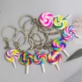 Vue détaillée de plusieurs porte-clés colorés en forme de sucette avec des anneaux - Porte-clés Sucette Couleur Mixte