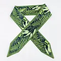 Vue détaillée d'un foulard étroit en soie à imprimé botanique vert avec motifs de fougères - Foulard Vert Pointu