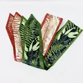 Détails de foulards étroits en soie à imprimé fougère avec bordures rouges et vertes pour cheveux. - Styles Mixtes Aléatoires