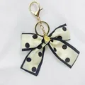 Porte-clés foulard en soie à nœud papillon à pois vintage avec fermoir en métal doré - Bijou de Noeud à Pois Noirs