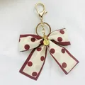 Porte-clés rétro nœud en soie à pois bordeaux avec breloque dorée porte-bonheur - Bijou de Noeud à Pois Rouges