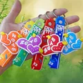 Porte-clés cœur en silicone coloré avec texte LOVE et détails de lanières texturées - Sangle Cœur Multicolore Aléatoire