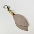 Pendentif porte-clés en forme de feuille en daim synthétique gris minimaliste - Gris