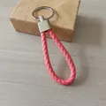 Llavero de cuero trenzado rosa con anilla plateada para bolsos y coches - Estilo Rojo Sandía