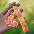 Gros plan détaillé d'un porte-clés en silicone orange en forme de cœur avec lanière - Sangle Cœur Orange