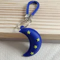 Simpatico portachiavi a mezzaluna blu con stelle gialle e cordino intrecciato blu - Stile Luna Con Cordino In Pelle