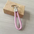 Llavero de cuero trenzado rosa hecho a mano con anillo de metal plateado en caja de regalo - Rosa