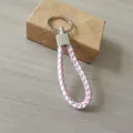 Llavero de cuero trenzado rosa y blanco con caja de regalo y anillo de metal plateado - Estilo Blanco y Rosa