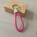 Elegante llavero de cuero trenzado rosa con anillo plateado, accesorio para llave de coche - Rojo Rosa