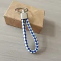 Llavero de cuero trenzado azul y blanco con anillo de metal para llaves de coche - Estilo Blanco y Azul Real