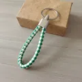 Llavero de cuerda de cuero trenzado verde y blanco para llaves de coche y bolsos con aro plateado - Blanco Y Verde