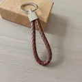 Llavero de cuero trenzado marrón con anillo de metal plateado para llaves y bolsos - Marrón