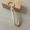 Llavero de cuero trenzado duradero en color oro champán con anillo de metal resistente - Dorado