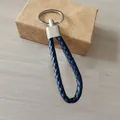 Llavero de cuero trenzado azul marino con anilla de metal sobre caja de regalo - Estilo Marino