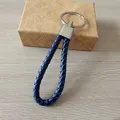 Llavero de cuerda de cuero trenzado azul y negro con anillo de metal plateado pulido - Estilo Azul Real y Negro