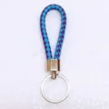 Llavero de cuerda de cuero trenzado en morado y azul con aro dorado para coche y bolsos - Estilo Azul Claro y Púrpura