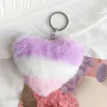 Vue détaillée d'un porte-clés en peluche en forme de cœur avec un dégradé violet et rose. - Dégradé Violet Blanc Rose (4)
