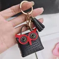 Mignon porte-clés hibou en cuir fait main avec pompon noir et anneau doré détail - Noir